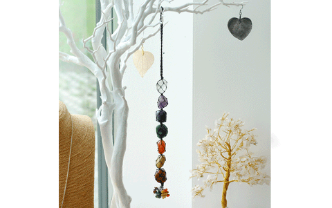 Dekors ar čakru akmentiņiem