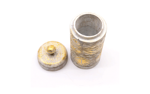 Koka trauks ar zeltītu rotājumu, cilindrs