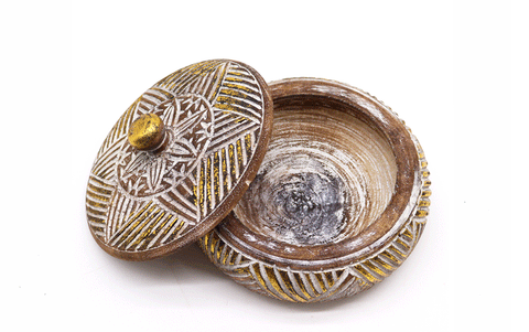 Koka trauks ar vāku un zeltījumu