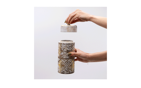 Koka trauks ar zeltītu rotājumu, cilindrs